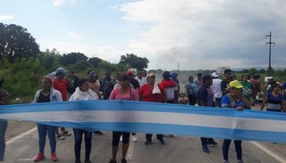 Bagayeros cortaron media calzada sobre la ruta nacional 50, al norte de Orán