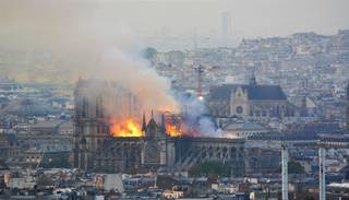 Llamas, humo y lágrimas ante una catedral que se tambalea