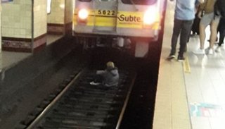 Una jubilada quiso quitarse la vida en el subte porque "no le alcanza para comer"