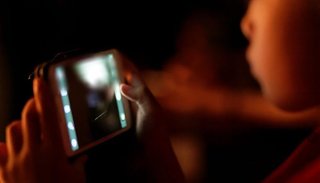 Se hacía pasar por alumno en una escuela para difundir pornografía a menores