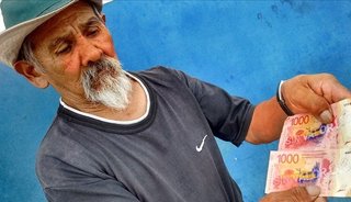 A un jubilado lo estafaron con billetes falsos de mil pesos