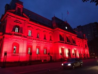 Casa de Gobierno se iluminó de rojo por el Día Mundial de la Hemofilia