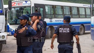 A punta de cuchillo, robaron pollos y agredieron a la policía