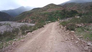 Policía resultó herido tras salvar a una niña de caer de un barranco