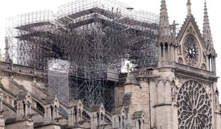 Los bomberos advierten que un viento fuerte puede derrumbar parte de la fachada de la Catedral de Notre Dame