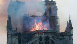 Aseguran que vieron a Jesús entre las llamas en la Catedral de Notre Dame Aseguran que vieron a Jesús entre las llamas en la Catedral de Notre Dame