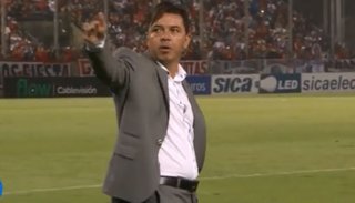 El gesto de Gallardo cuando la gente coreaba "ole" en el Martearena