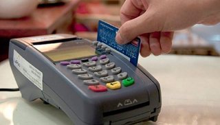El BCRA definió cambios sobre pagos con tarjetas y comisiones por efectivo