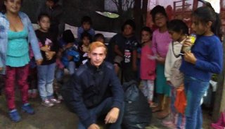 Joven solidario cambia sándwiches por ropa y las dona a un merendero