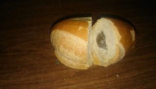 Le llevaba un pan a un preso y descubren que tenía marihuana