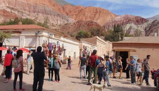 Gran cantidad de turistas visitan Purmamarca