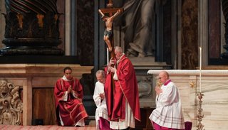 En Roma, el Papa pidió por "las cruces en el mundo"