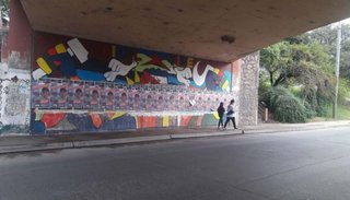 Comenzaron las pegatinas y esta vez sobre un mural