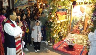 Una multitud en el rezo del Vía Crucis