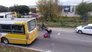 Pasó de largo en una curva, voló por los aires y terminó en el medio de la ruta