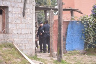 Estaban "pasados de copas" y para evitar ser demorados se atrincheraron en una casa