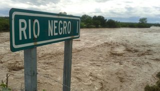 Investigan la muerte de un pescador en el río Negro 1