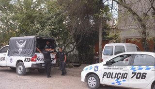 Insultaron a policías y se escondieron en una casa