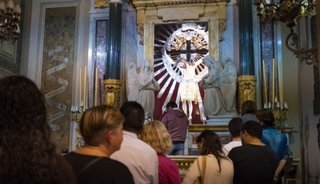 Pascua, entre la crisis y las denuncias a sacerdotes