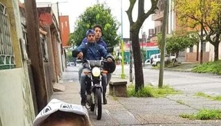 VIDEO Filmaba a su hija para un video por Pascuas y capturó el asalto de dos motochorros