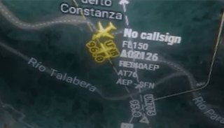 Videos. Dos aviones casi chocan y el piloto estalló contra la operadora