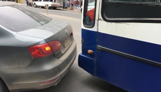 Altercado entre un conductor y un chofer de Saeta en plena Belgrano