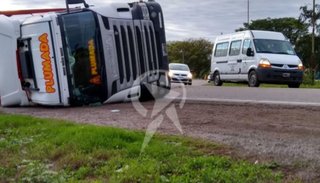 Impactante vuelco de un camión cerca del acceso a Güemes