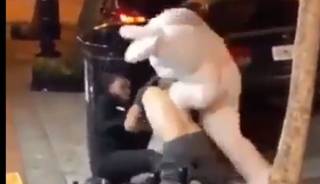 VIDEO Un conejo de Pascua se agarró a las piñas con un hombre que agredía a una mujer
