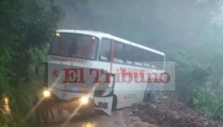 Un colectivo se salvó de caer por un barranco y no lo pueden retirar