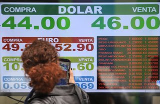 Nerviosismo e incertidumbre llevaron al dólar a 46,08 pesos