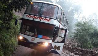 Micro quedó atascado en la ruta provincial 6