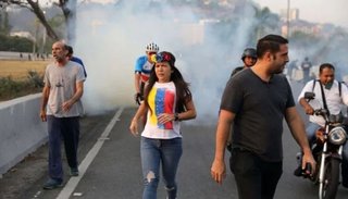 Guaidó y Maduro llaman a movilizarse, pero el metro de Caracas suspende el servicio