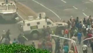 Una tanqueta atropelló a manifestantes