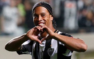 Con una millonaria fianza, Ronaldinho tendrá prisión domiciliaria Con una millonaria fianza, Ronaldinho tendrá prisión domiciliaria