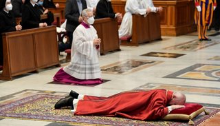 El papa Francisco encabezó el Vía Crucis en la plaza de San Pedro totalmente vacía