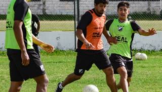 Medrán comenzó a delinear el once titular de Central para el debut