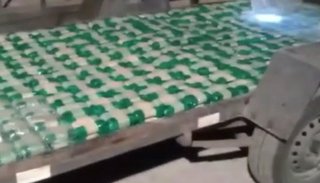 Tiraba un trailer con doble fondo, abarrotado de hojas de coca