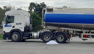 VIDEO. Accidente fatal en Metán entre un camión tanque, una moto y un automóvil