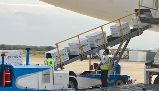 Parte hoy un vuelo a Rusia a buscar 500.000 dosis de la vacuna Sputnik V