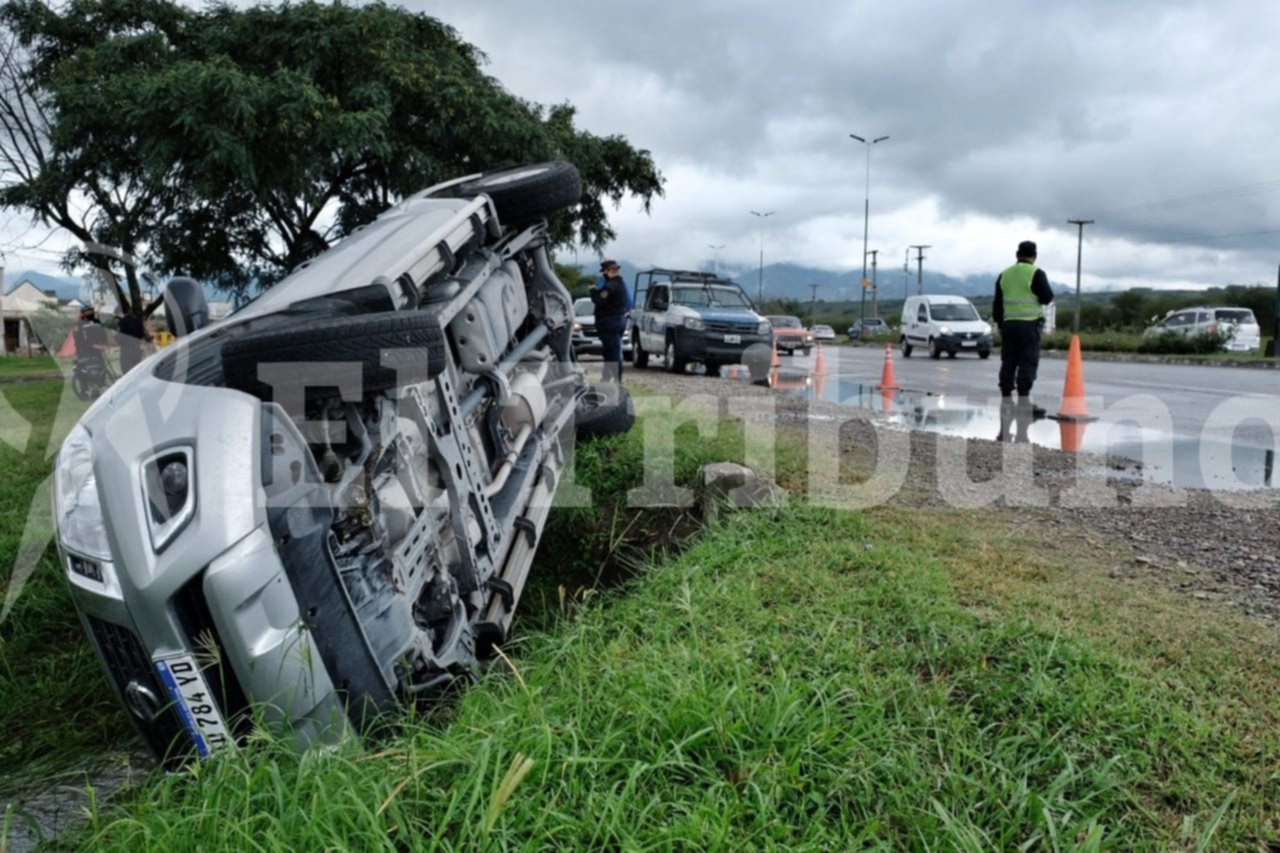 Accidente Ruta A San Lorenzo Quiso Parar Por La Lluvia Y Termino Volcando