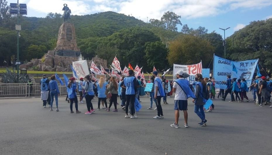 Reunión de gobernadores: agrupaciones sociales protestan en el Monumento a Güemes- Reunión de gobernadores: agrupaciones sociales protestan en el Monumento a Güemes