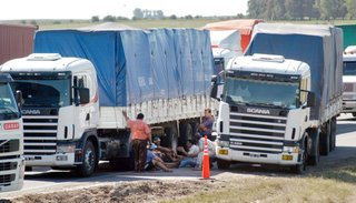 “Hasta lograr respuesta”: los transportistas de granos inician la semana con un paro nacional