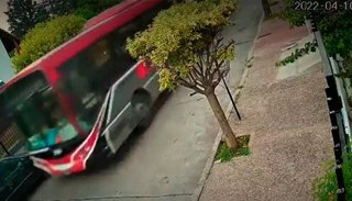Un chico de 12 años robó un colectivo, manejó más de 30 cuadras y chocó a varios autos