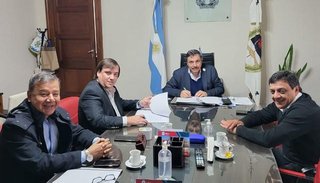 Firman de convenio para profesionalizar a choferes de camiones de la provincia