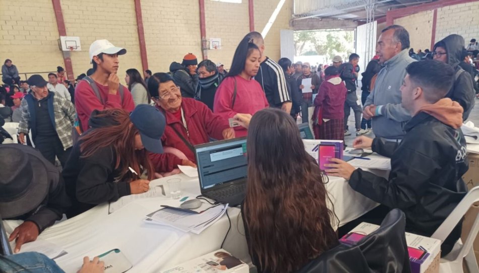 Karina Paniagua en la entrega de 500 tablets- Karina Paniagua en la entrega de 500 tablets