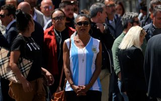 El último abrazo de Francisco: una trans salteña, migrantes y pobres lo despidieron en Santa María la Mayor