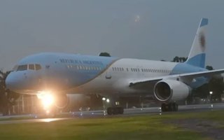 Milei ya está en Argentina tras su viaje a Roma: su participación en el funeral del Papa y la cumbre con Meloni