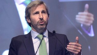 El Gobierno analiza poner un impuesto a los argentinos en el exterior
