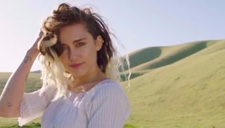Cyrus presenta canción y nuevo look