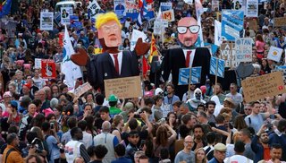 Miles de personas protestan en Bélgica contra Trump y la OTAN